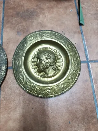 Platos decorativos antiguos con perfil
