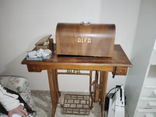 Máquina de coser Alfa antigua