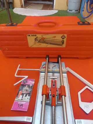 Máquina de cortar azulejos marca Rubí TR600