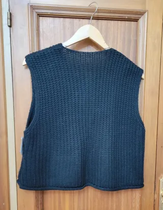 Chaleco de punto negro con botones dorados