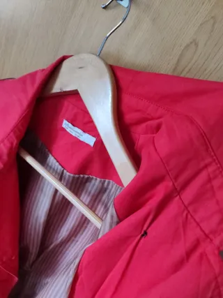 Gabardina roja Stradivarius Talla L