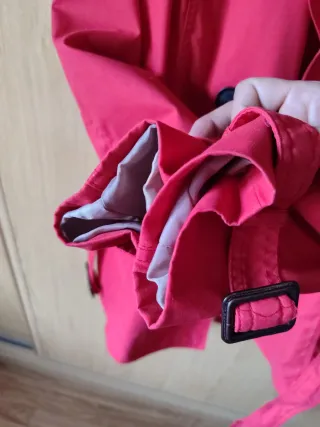 Gabardina roja Stradivarius Talla L