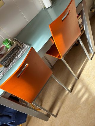 Mesa de cocina extensible naranja y gris con silla