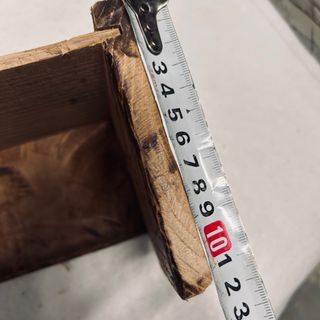 Estantería de madera rústica de castaño