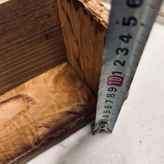 Estantería de madera rústica de castaño