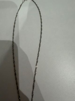 Collana con ciondolo a croce scintillante