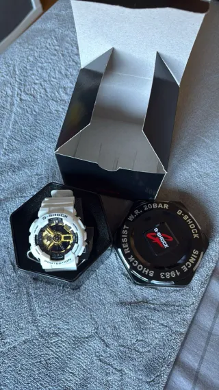 Reloj Casio G-Shock Blanco y Dorado