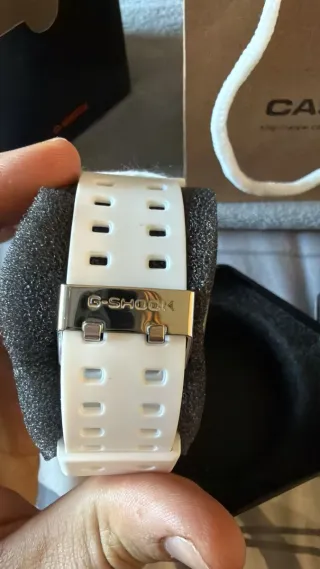 Reloj Casio G-Shock Blanco y Dorado