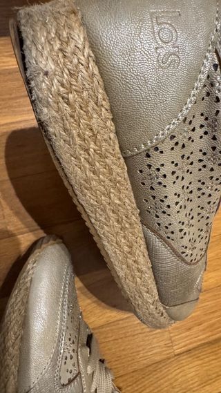 Zapatillas Lois Beige y Doradas