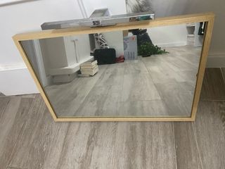 Specchio con applique in legno e metallo