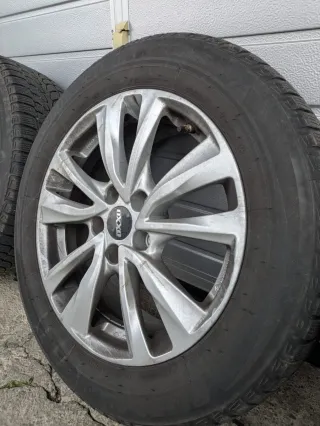 Llantas aluminio Toyota C-HR con neumáticos invier