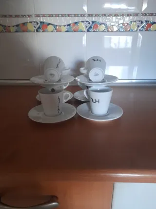 6 tazas de café con platos de porcelana