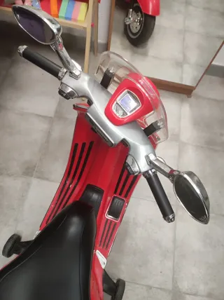 Vespa Eléctrica Roja