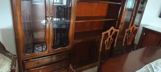 Mueble de madera y cristal antiguo