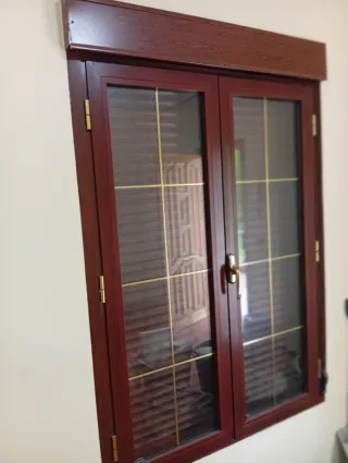 Ventanas aluminio efecto madera caoba