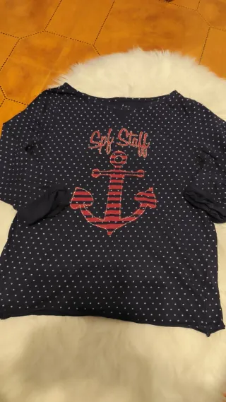 Camiseta azul con ancla roja