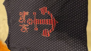 Camiseta azul con ancla roja