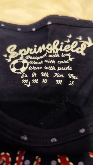 Camiseta azul con ancla roja