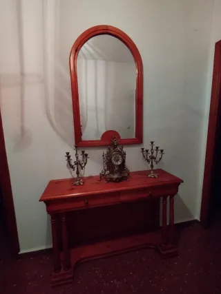 Mueble de entrada madera con reloj y candelabros