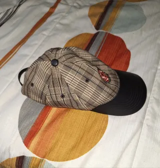 Gorra urbana con diseño a cuadros