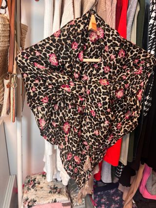 Pañuelo ligero con estampado de Leopardo y Rosas