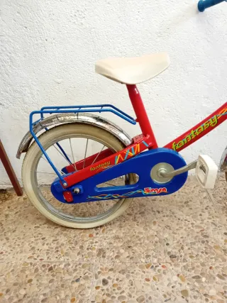 Bicicleta infantil roja y azul