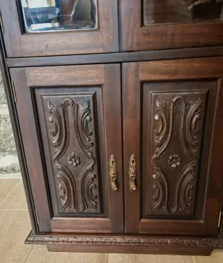 Mueble antiguo madera tallada con vitrina