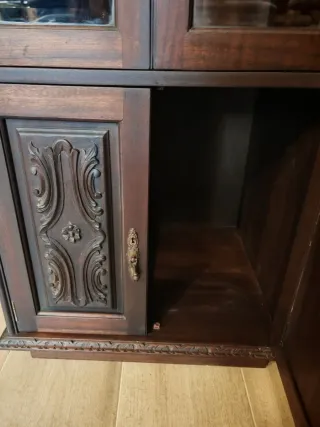 Mueble antiguo madera tallada con vitrina