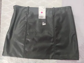 Falda efecto piel negra, sin estrenar