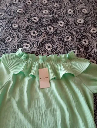 Blusa BYBLASE verde con volantes