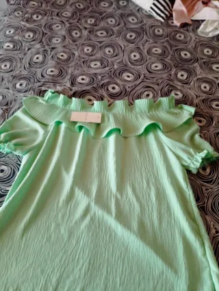 Blusa BYBLASE verde con volantes