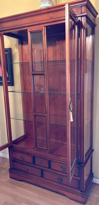 Vitrina de madera con cajones y cristal