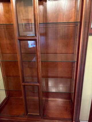 Vitrina de madera con cajones y cristal
