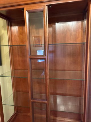 Vitrina de madera con cajones y cristal