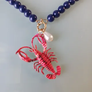Collar de cerámica azul con langosta roja