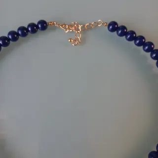 Collar de cerámica azul con langosta roja