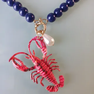 Collar de cerámica azul con langosta roja