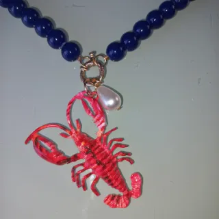 Collar de cerámica azul con langosta roja