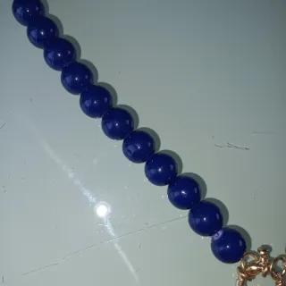Collar de cerámica azul con langosta roja