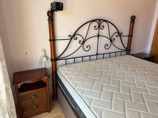 Cabecero madera y metal + 2 mesitas