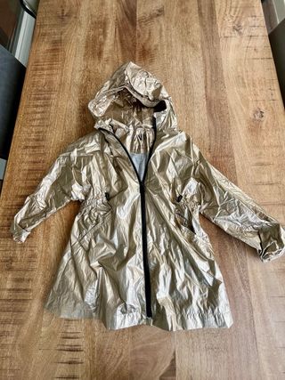 Chubasquero dorado Zara T.6