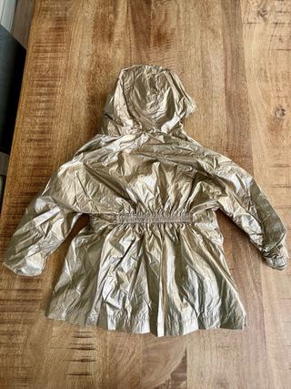 Chubasquero dorado Zara T.6