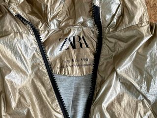 Chubasquero dorado Zara T.6