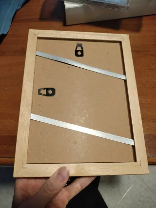 Cornice dorata in metallo e legno