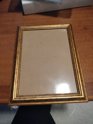 Cornice dorata in metallo e legno