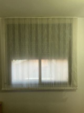 Cortina de dormitorio beige y blanca