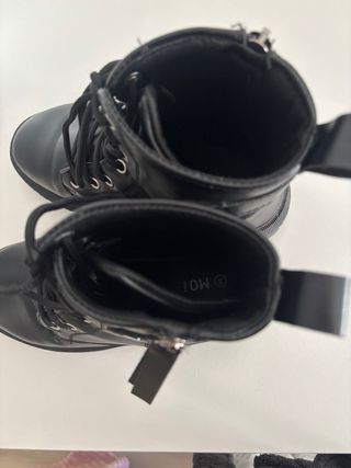 Botas pretas tornozelo com atacadores