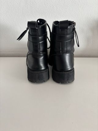 Botas pretas tornozelo com atacadores