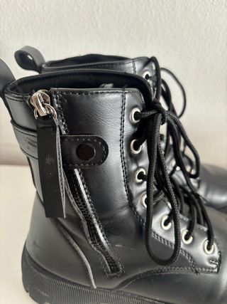 Botas pretas tornozelo com atacadores