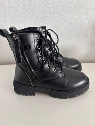 Botas pretas tornozelo com atacadores